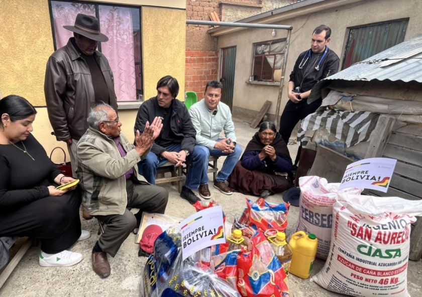 Anuncian ayuda para pareja de adultos mayores en riesgo de perder su casa en El Alto