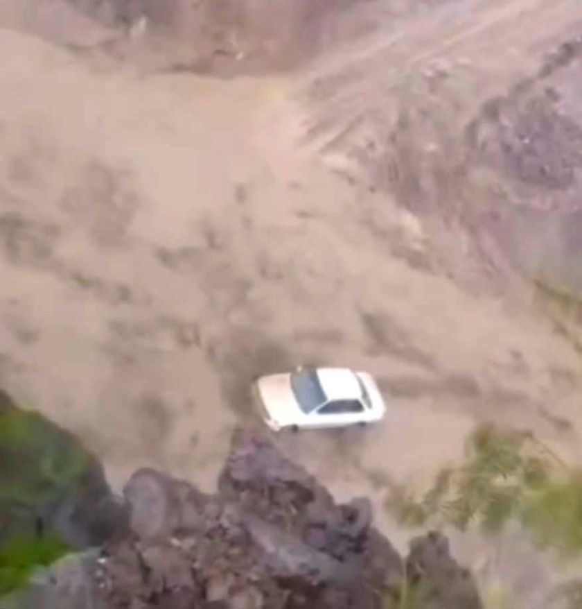 El río engulle un vehículo  y no logra tragar al chofer