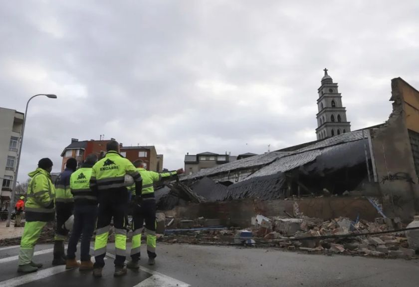 El temporal provoca el derrumbe de dos edificios en Ponferrada y Segovia sin heridos, y 800 incidencias en Galicia