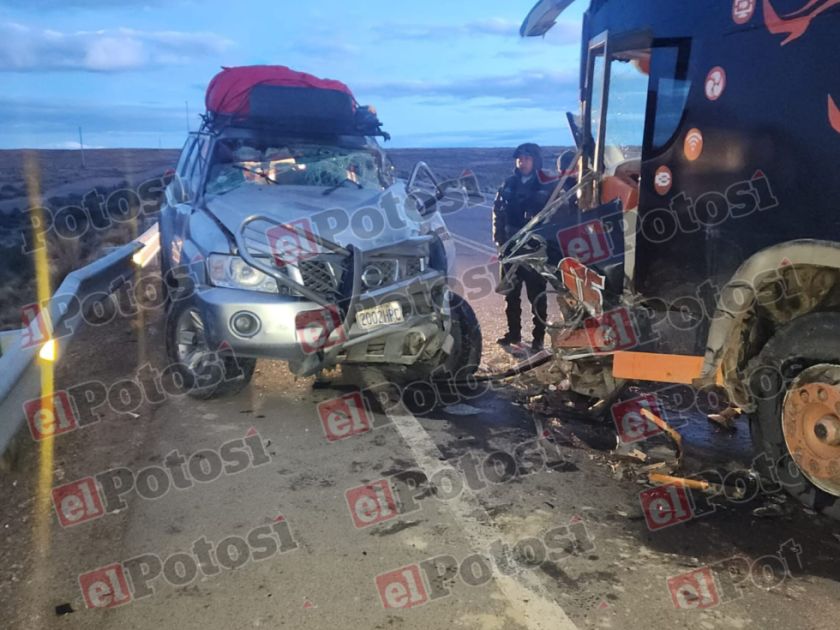 Choque de bus contra vagoneta deja tres heridos en vía Villazón – La Paz