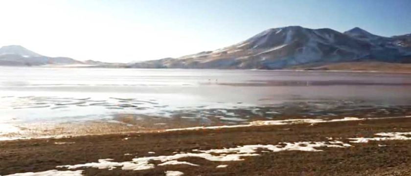Acumulación de agua limita acceso al centro del Salar de Uyuni