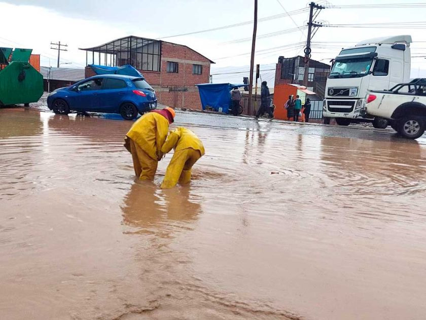 La Alcaldía limpia sumideros en los seis puntos críticos