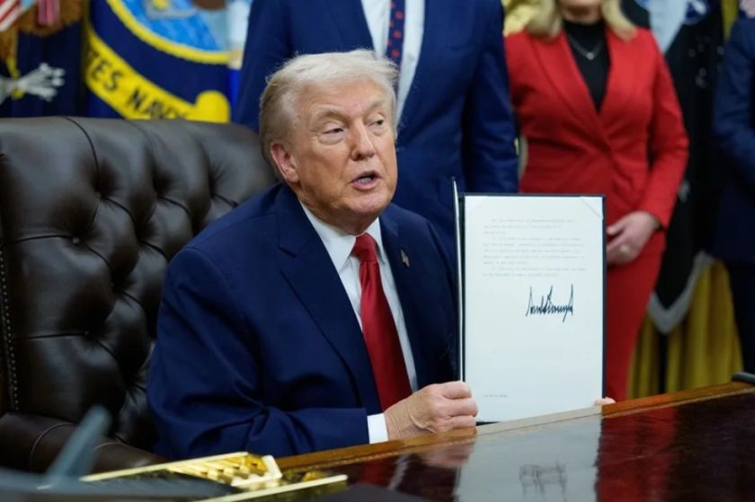 Estados Unidos impondrá aranceles a bienes de países que vendan petróleo a Cuba