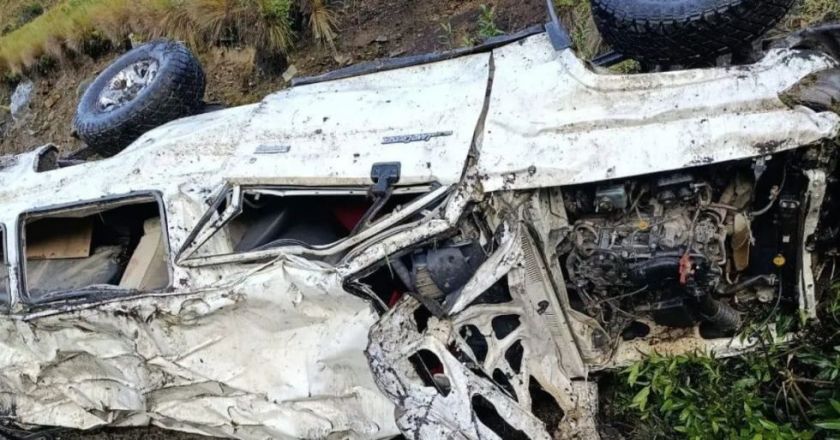 La Paz: Vehículo de transporte público se embarranca y deja tres muertos y ocho heridos