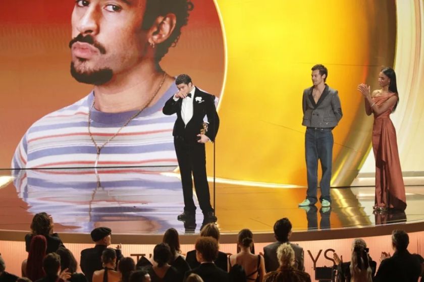 Bad Bunny hace historia en los Grammy en una gala con críticas al ICE