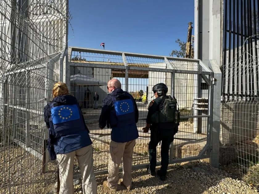 Un primer grupo de palestinos entra en Gaza desde Egipto tras la reapertura del paso de Rafah
