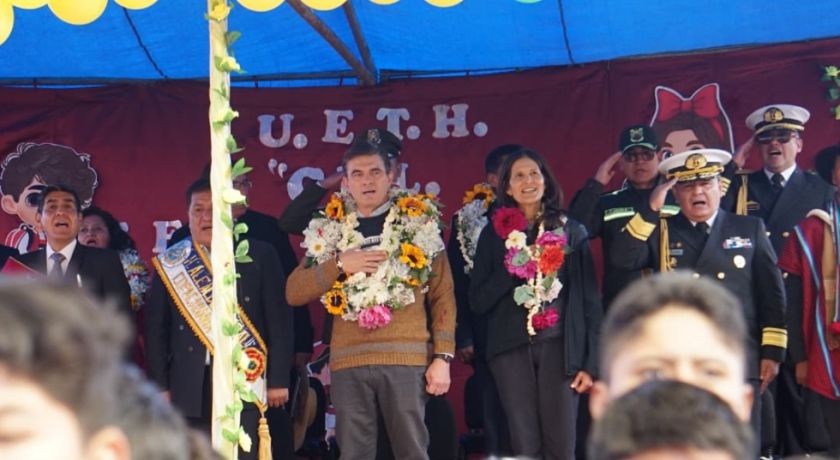 Paz desafía a maestros a firmar un “gran acuerdo” para mejorar la educación