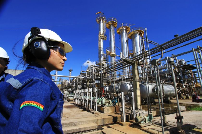 YPFB afirma que importará crudo para reactivar refinerías