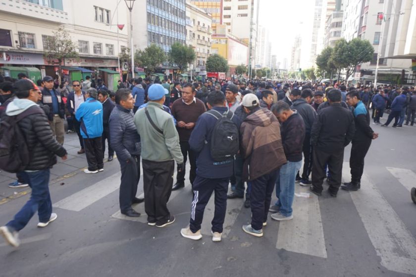 Choferes se mantienen en protesta por la mala calidad del combustible