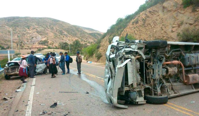 Sobrevive a choque, pero  lo matan al salir del auto