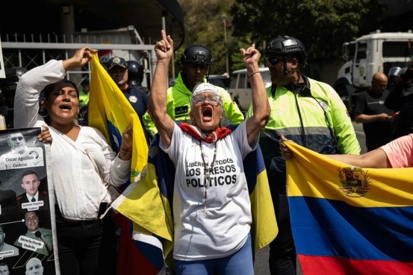 Los familiares de los presos políticos en Venezuela tildan de «show» la visita del Parlamento a una cárcel en Caracas