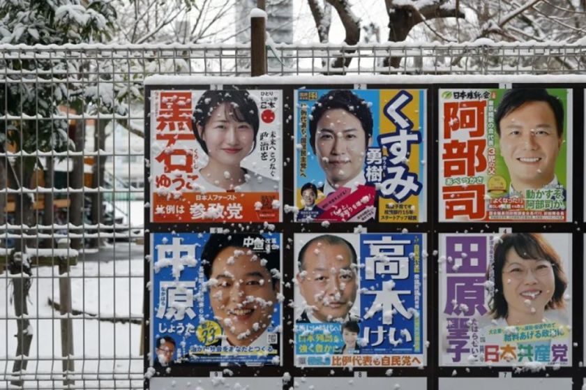 Japón comienza a votar en unas elecciones generales anticipadas marcadas por la nieve