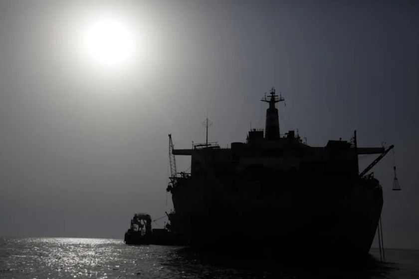 EE.UU. intercepta un buque petrolero en el Índico por violar el bloqueo de Washington al crudo en el Caribe