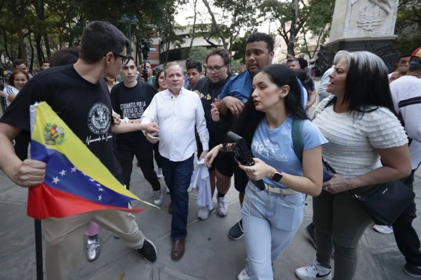 El opositor venezolano Juan Pablo Guanipa está en arresto domiciliario, confirma su hijo