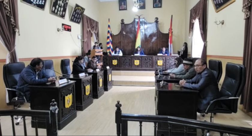 Concejo Municipal sesiona para elegir titular tras renuncia de Llally 