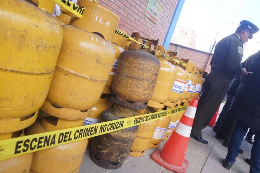 Decomisan más de 120 garrafas de GLP en El Alto y aprehenden a una mujer