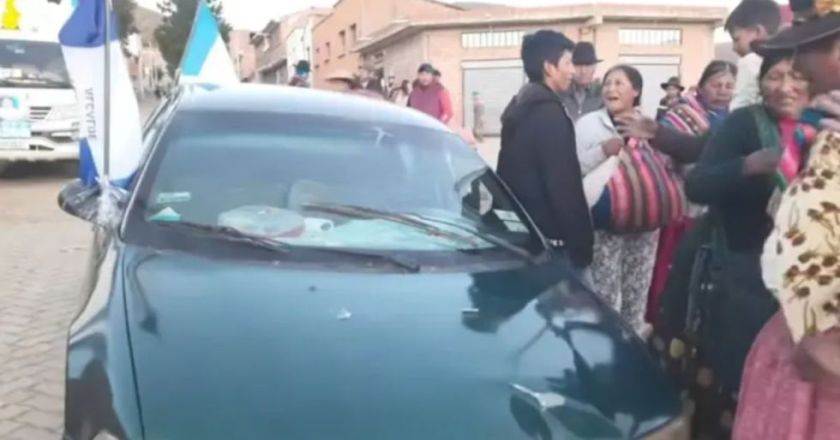 La Paz: Vehículo irrumpe en acto de campaña en Calamarca y deja un fallecido