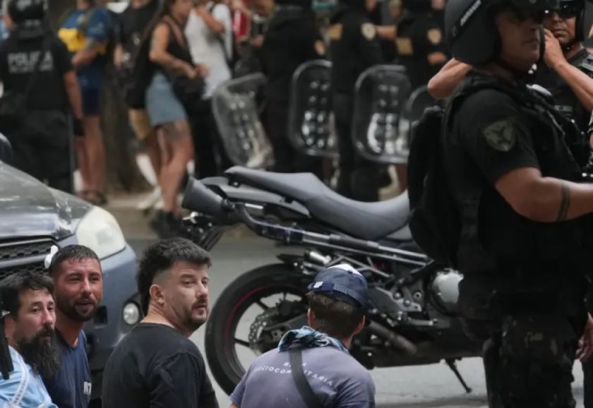 Más de 70 detenidos y 12 agentes heridos en Argentina durante la protesta contra la reforma laboral impulsada por Milei