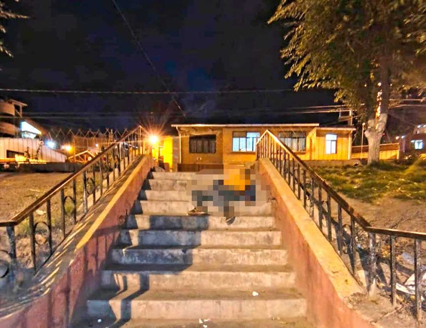 Hallan a un hombre sin vida  en las gradas de una avenida
