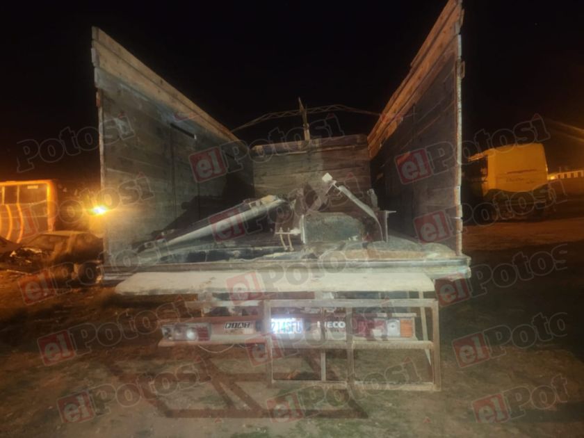 Conscriptos son sorprendidos desmantelando el Cementerio de Trenes en Uyuni