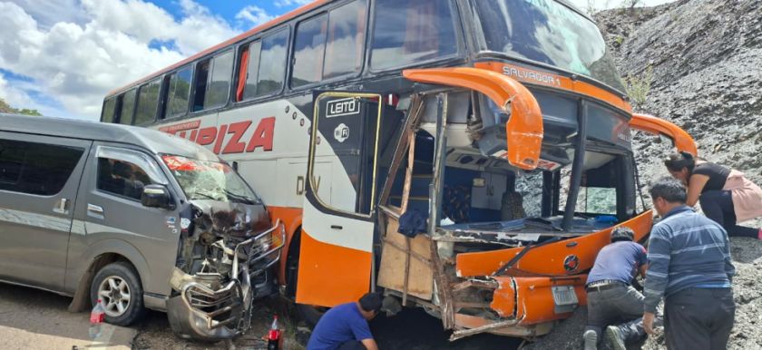 Colisión frontal deja al menos 11 heridos en la vía Potosí-Sucre