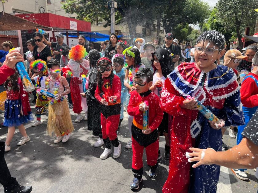 Se vive el Corso Infantil en Cochabamba en la Plaza Colón