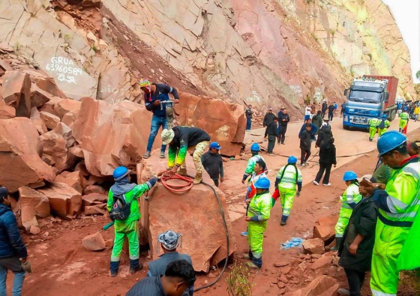 Habilitan paso provisional en la vía Oruro–Cochabamba tras trabajos por derrumbe