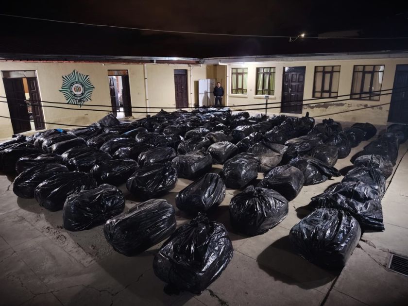 FELCN decomisa bolsas plásticas sospechosas en Oruro