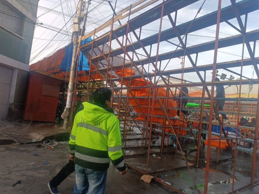 Trabajadores y equipo pesado limpian las calles de Oruro tras la entrada por el Carnaval