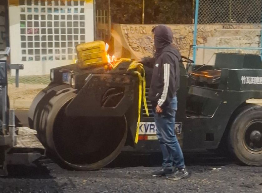 La Paz: Denuncian intento de incendio contra maquinaria municipal en la Avenida del Poeta