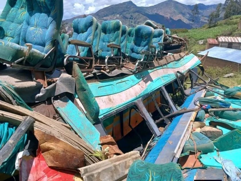 La Paz: Reportan embarrancamiento de un bus en el municipio de Mocomoco
