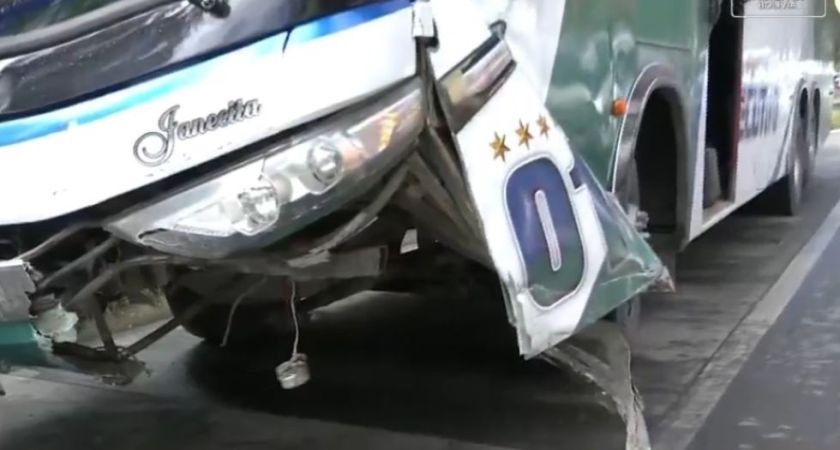 Un bus y un taxi protagonizan accidente en la autopista La Paz - El Alto