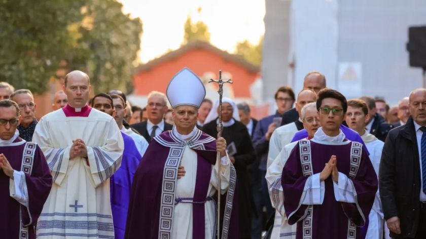 El Papa León XIV procesiona en el primer Miércoles de Ceniza de su pontificado