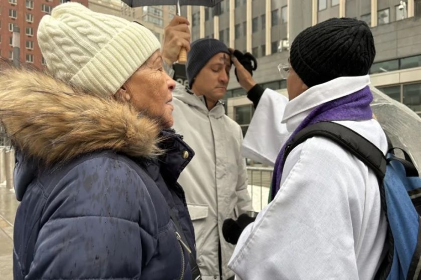Inmigrantes reciben la cruz de ceniza en la sede del ICE de Nueva York por el inicio de la Cuaresma