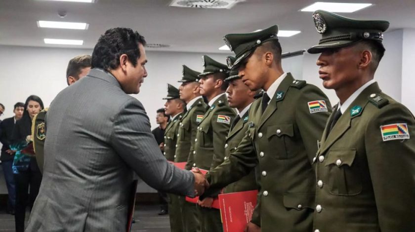 Diputados entrega reconocimientos a policías que representaron a Bolivia en competencia SWAT en Dubái