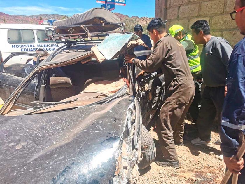 Chofer muere tras estrellar su vehículo contra muro de cemento en Tupiza