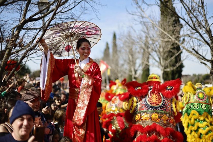 Más de 110.000 personas se unen a la comunidad china en su gran desfile del Año Nuevo