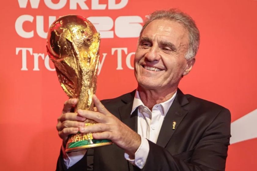 Uruguay recibe trofeo de la FIFA en su gira de manos de Oscar Ruggeri