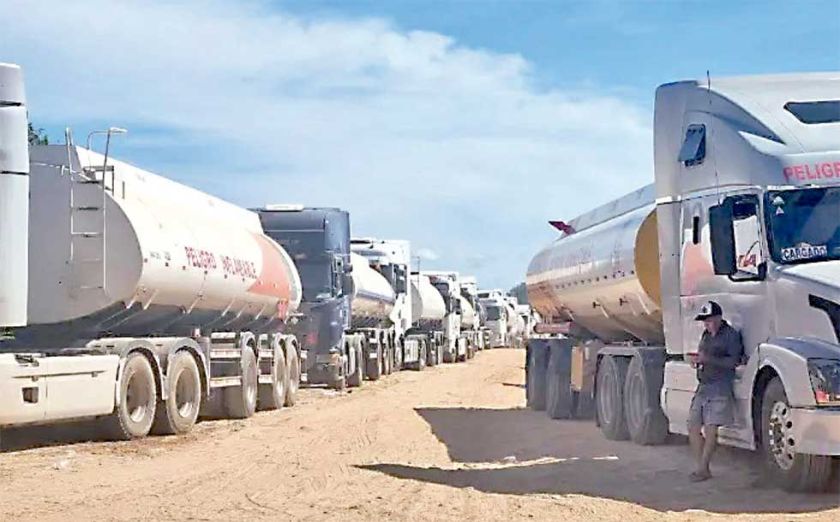 Cisterneros mantienen  largas filas en Palmasola
