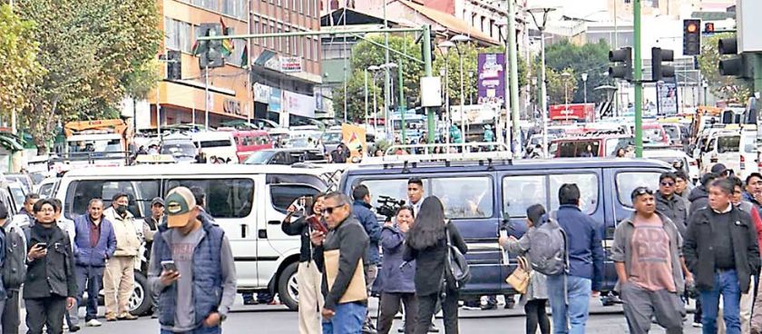 Gasolina: Gobierno promete a choferes resarcir en 48 horas