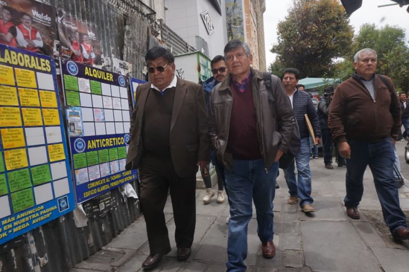Choferes abandonan diálogo por combustible con el Gobierno y amenazan con medidas de presión