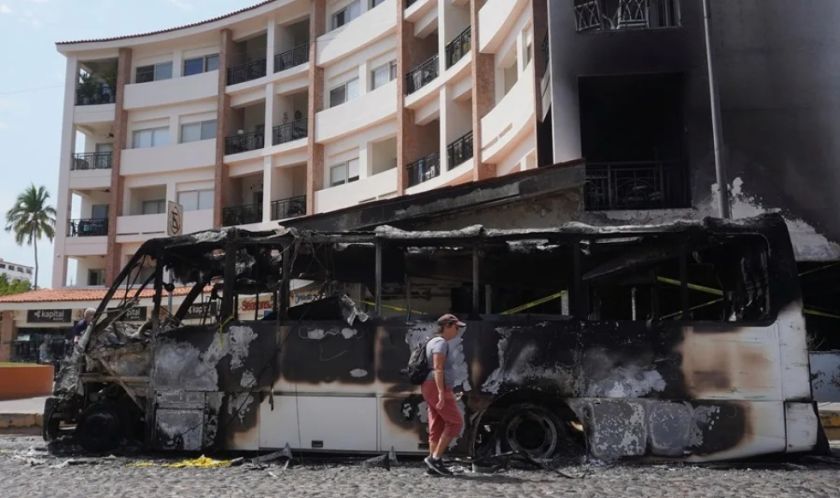 «Una hora de disparos»: el encierro de turistas a metros de la guarida de ‘El Mencho’