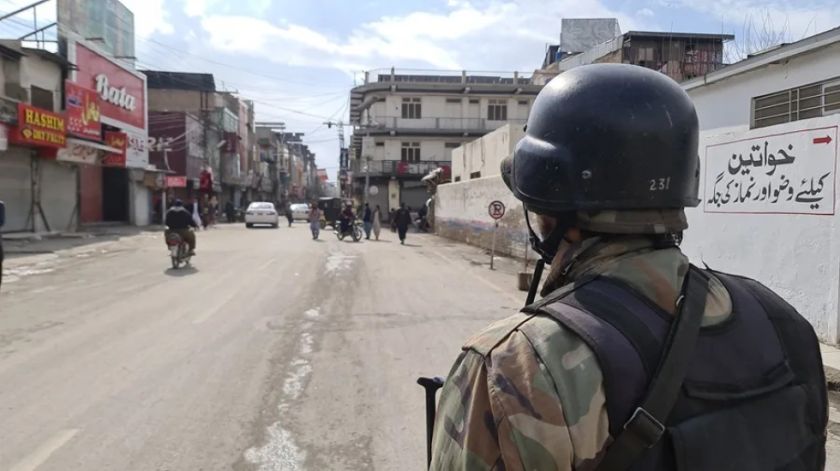 Pakistán bombardea Kabul, la capital afgana, tras combates en la frontera