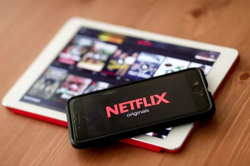 Las acciones de Netflix suben un 9 % tras retirarse de la puja por Warner Bros.