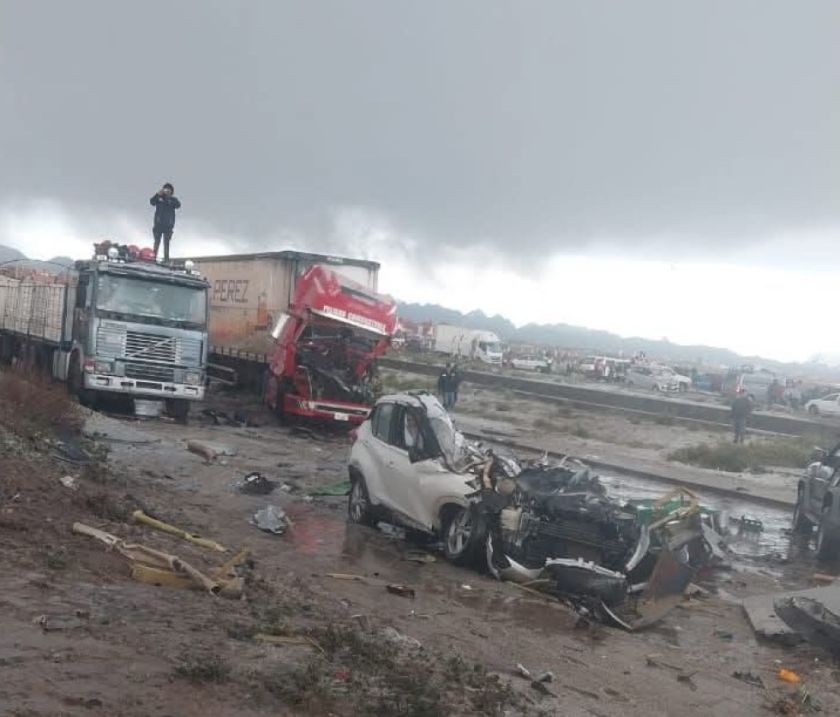 Bomberos reportan al menos 12 fallecidos tras accidente de avión en El Alto