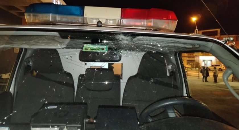 Alcaldía de El Alto denuncia que turba quema camioneta edil y destroza tres ambulancias