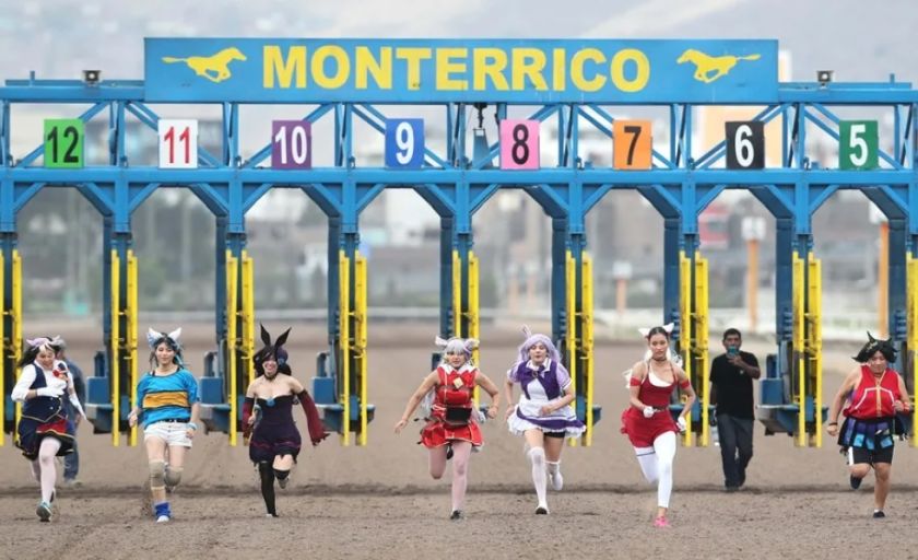 Las carreras de «chicas caballo» inspiradas en un anime japonés llenan un hipódromo en Perú