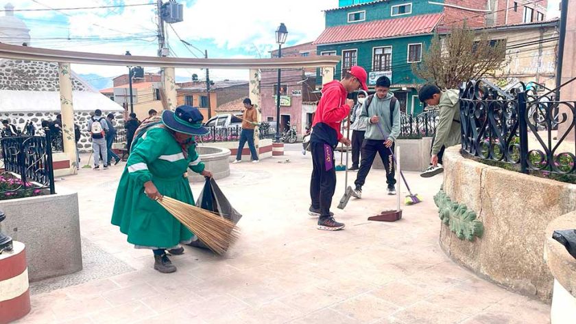 Emap y estudiantes limpian la plaza Sucre antes de acto