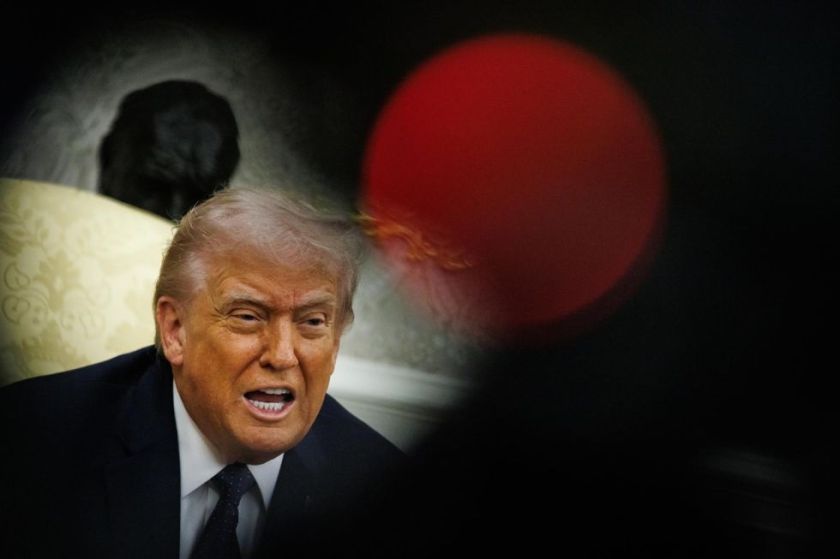 Trump anuncia escolta militar para cruzar Ormuz y seguros "razonables" a las navieras
