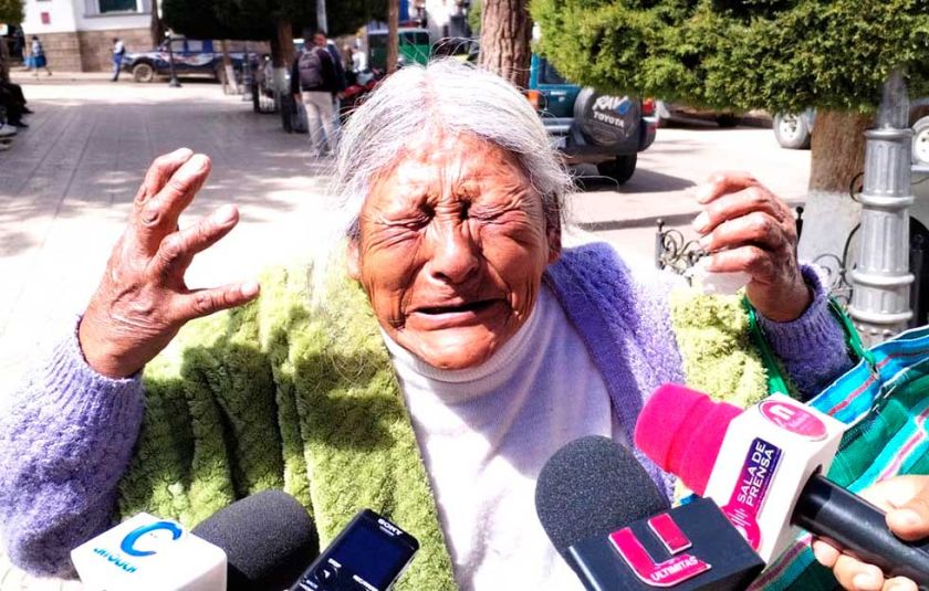 Octogenaria pierde Bs 3.800 tras caer en el “cuento del tío” en pleno centro